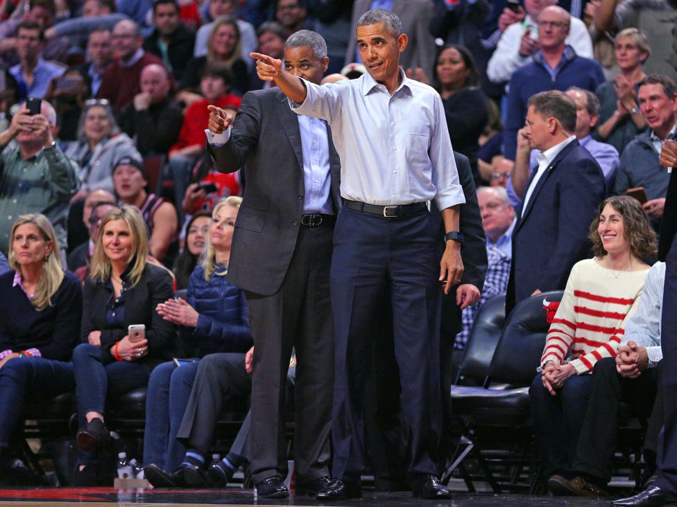 Barack Obama no se quiso perder el estreno en el nuevo curso de "sus" Bulls. Estuvo en primera fila.
