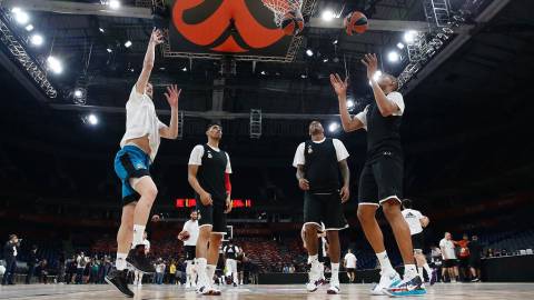 Ognjen Kuzmic, Gustavo Ayón, Trey Thompkins y Walter Tavares, en el entrenamiento de ayer, previo a la final de la Euroliga de esta tarde en el Stark Arena. Ognjen Kuzmic, Gustavo Ayón, Trey Thompkins y Walter Tavares, en el entrenamiento de ayer, previo a la final de la Euroliga de esta tarde en el Stark Arena.
