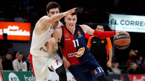 Matt Janning supera a Nando de Colo, durante el Baskonia-CSKA. Matt Janning supera a Nando de Colo, durante el Baskonia-CSKA.