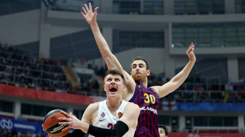 Víctor Claver, pieza clave en la defensa del Barça de Pesic. Víctor Claver, pieza clave en la defensa del Barça de Pesic.