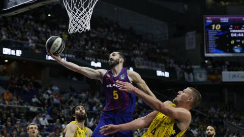Pau Ribas anota ante la defensa de Colton Iverson en las semifinales de la Copa del Rey entre el Barcelona y el Iberostar Tenerife. Pau Ribas anota ante la defensa de Colton Iverson en las semifinales de la Copa del Rey entre el Barcelona y el Iberostar Tenerife.