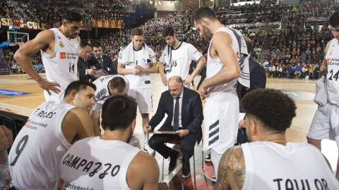 El Real Madrid de baloncesto, en el Palau, durante un tiempo muerto de Pablo Laso. El Real Madrid de baloncesto, en el Palau, durante un tiempo muerto de Pablo Laso.