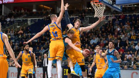 BERLIN, GERMANY - JANUARY 30: (L-R) Anzejs Pasecniks of Herbalife Gran Canaria, Marius Grigonis of Alba Berlin and Nicolas Brussino of Herbalife Gran Canaria during the game between Alba Berlin and Herbalife Gran Canaria on January 30, 2018 in Berlin, Germany. (Photo by Florian Pohl/City-Press via Getty Images) BERLIN, GERMANY - JANUARY 30: (L-R) Anzejs Pasecniks of Herbalife Gran Canaria, Marius Grigonis of Alba Berlin and Nicolas Brussino of Herbalife Gran Canaria during the game between Alba Berlin and Herbalife Gran Canaria on January 30, 2018 in Berlin, Germany. (Photo by Florian Pohl/City-Press via Getty Images)