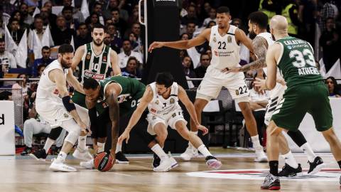 Campazzo pelea un balón a Thomas. Campazzo pelea un balón a Thomas.