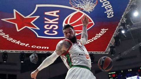 Vincent Poirier realiza un mate durante el segundo partido de cuartos entre el CSKA Moscú y el Kirolbet Baskonia. Vincent Poirier realiza un mate durante el segundo partido de cuartos entre el CSKA Moscú y el Kirolbet Baskonia.
