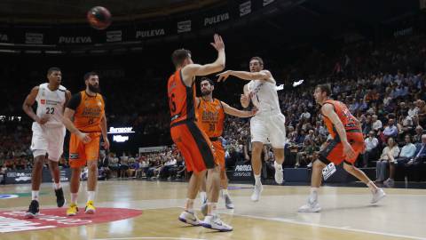 Causeur, frente a Tobey y Sastre. Causeur, frente a Tobey y Sastre.