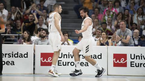 El Madrid empezó la final con ambición y buen juego: 87-67 y 1-0. Llull (11 puntos en sus primeros 8 minutos) y Causeur celebran una canasta. El Madrid empezó la final con ambición y buen juego: 87-67 y 1-0. Llull (11 puntos en sus primeros 8 minutos) y Causeur celebran una canasta.