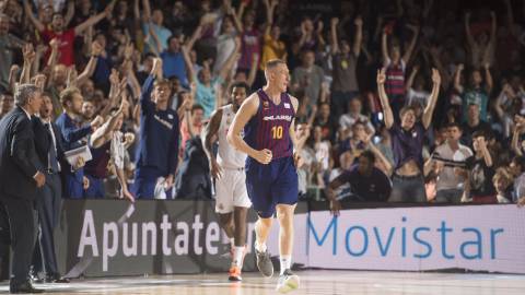 Los aficionados del Barcelona celebran un triple de Smits, con Thompkins al fondo, que tuvo el triunfo en su mano con un palmeo final. Los aficionados del Barcelona celebran un triple de Smits, con Thompkins al fondo, que tuvo el triunfo en su mano con un palmeo final.