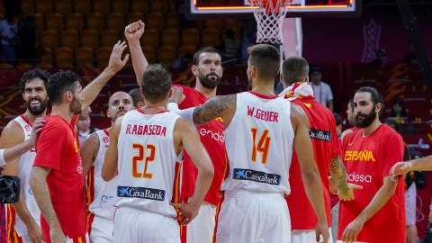 España, con Marc Gasol en el centro, celebra la victoria ante Túnez en el debut del Mundial. España, con Marc Gasol en el centro, celebra la victoria ante Túnez en el debut del Mundial.
