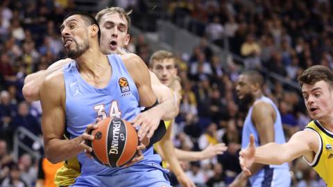 El pívot exmadridista Gustavo Ayón, seria duda en el Zenit ante el Barça de Pesic. El pívot exmadridista Gustavo Ayón, seria duda en el Zenit ante el Barça de Pesic.