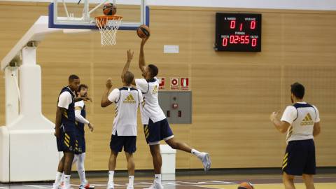Thompkins, en el entrenamiento del miércoles 6 de noviembre, rodeado por Llull, Randolph, Tavares y Campazzo. Thompkins, en el entrenamiento del miércoles 6 de noviembre, rodeado por Llull, Randolph, Tavares y Campazzo.