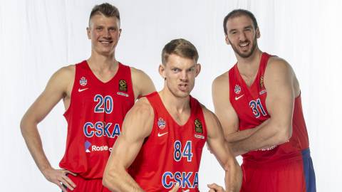 Ron Baker, escolta del CSKA, brometa con Vorontsevich y Koufos detrás. Ron Baker, escolta del CSKA, brometa con Vorontsevich y Koufos detrás.